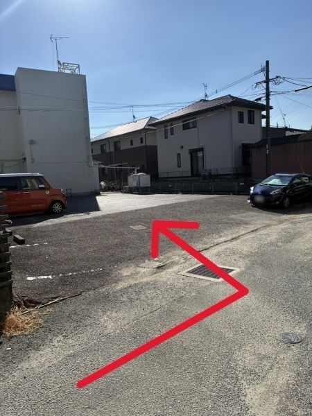 中道を進んだ先の駐車場